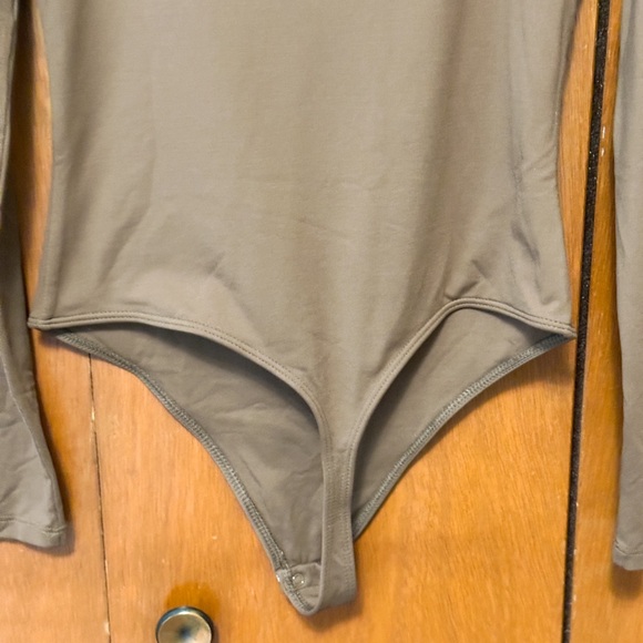 Aritzia Babaton Contour Squareneck Longsleeve Bodysuit in Coffee Bean - Picture 5 of 7